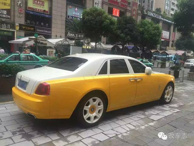 途观撞上劳斯莱斯，司机准备弃车而逃时