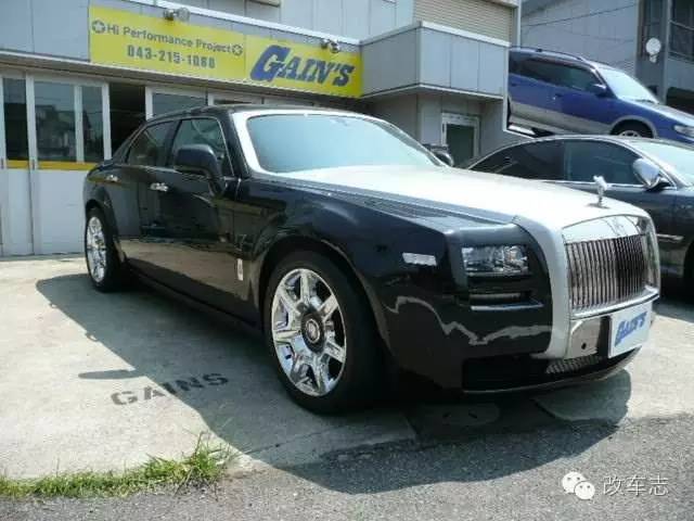 途观撞上劳斯莱斯，司机准备弃车而逃时