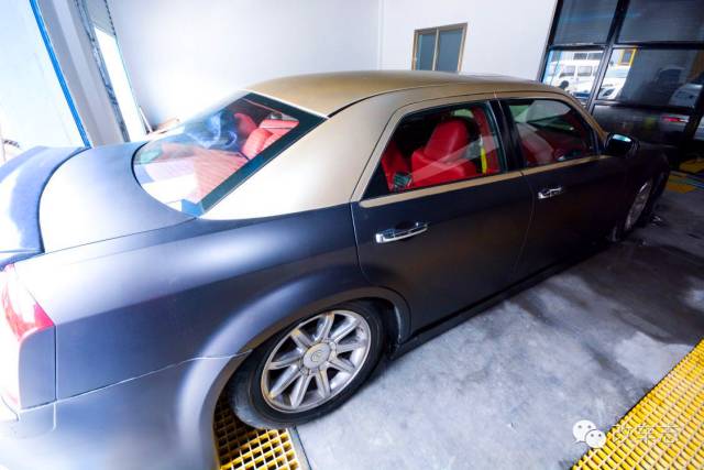 途观撞上劳斯莱斯，司机准备弃车而逃时