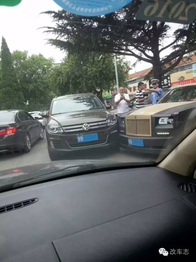 途观撞上劳斯莱斯，司机准备弃车而逃时