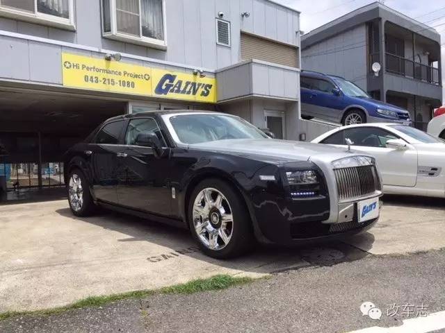 途观撞上劳斯莱斯，司机准备弃车而逃时