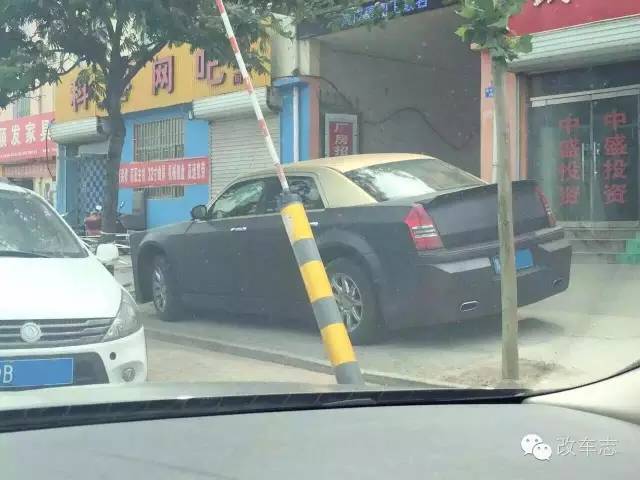 途观撞上劳斯莱斯，司机准备弃车而逃时