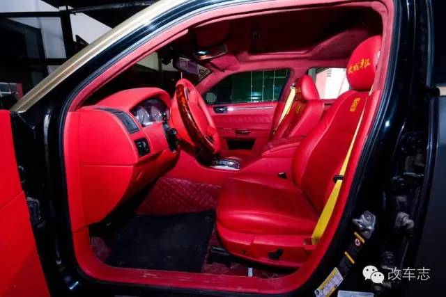 途观撞上劳斯莱斯，司机准备弃车而逃时