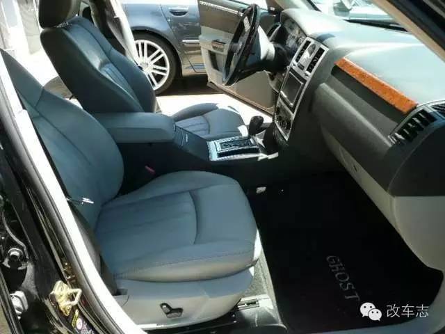 途观撞上劳斯莱斯，司机准备弃车而逃时