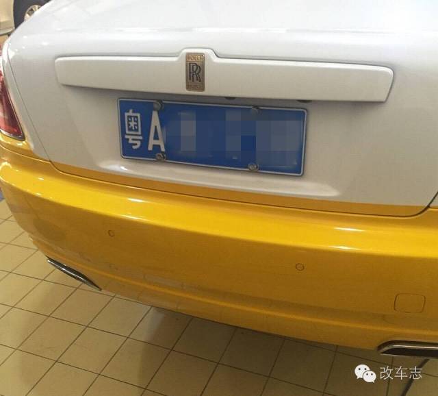 途观撞上劳斯莱斯，司机准备弃车而逃时