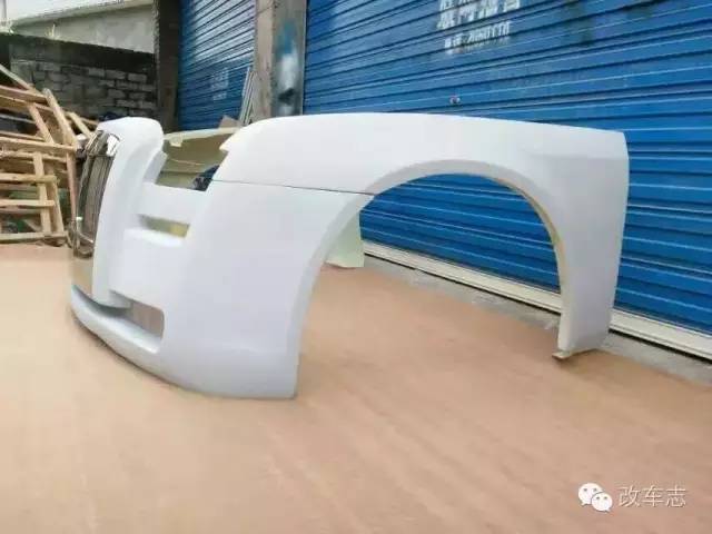 途观撞上劳斯莱斯，司机准备弃车而逃时