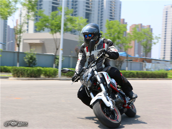 单车评测：贝纳利 TNT125（小暴龙）