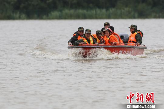 湖北荊門消防搶險救援:九八抗洪英雄再赴洪流救人