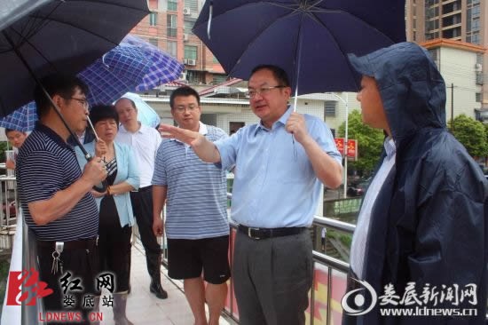杨懿文深入新化,冷水江防汛抢险一线调度指挥