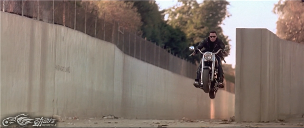 老电影：植入广告的哈雷肥仔