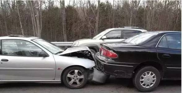 发生追尾后，应该怎么维护自己的权益？