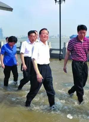 朱镕基为什么下台 武汉汉口龙王庙险段,温家宝趟着江水查看汛情。