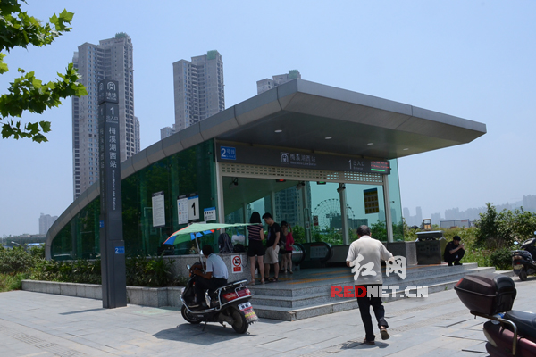 地铁2号线梅溪湖西站1号出口离哈啤音乐节现场仅5分钟路程.
