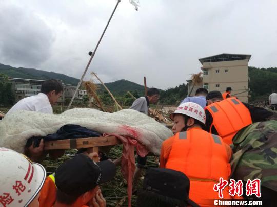 "永泰县消防大队大队长陈景文向记者介绍,为救助脑部重伤群众,消防