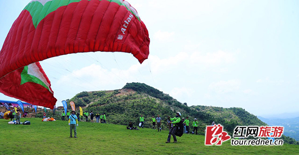 湖南规模最大滑翔伞赛开幕 博兵寨运动园开门迎客