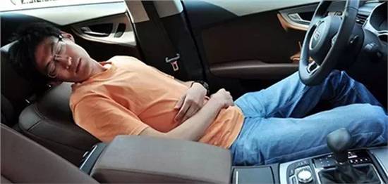 开着空调堵着车，他竟然“堵”死了？！