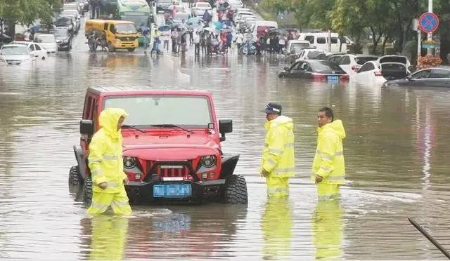 暴雨来袭不得不防，爱车被淹怎么办？