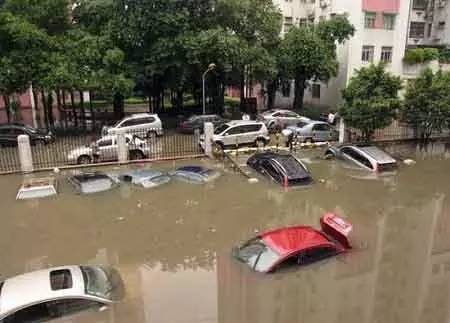 暴雨来袭不得不防，爱车被淹怎么办？