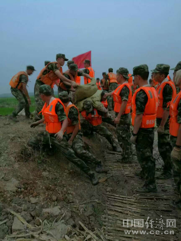 武警8690部队全力备战尼伯特台风及长江洪峰在安庆过境