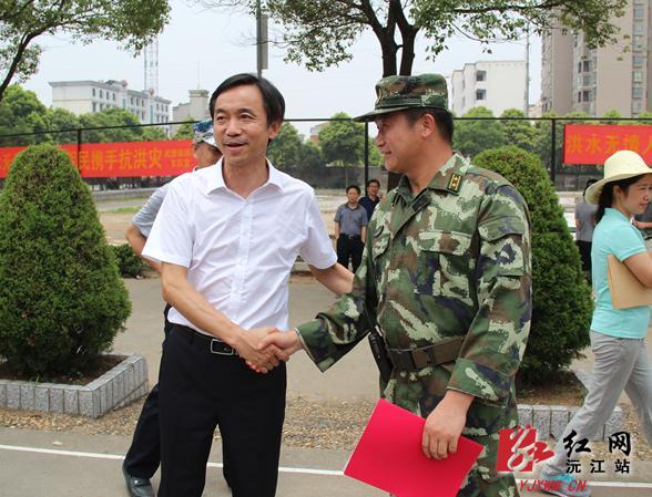 徐云波(中),谢君毅(右)同驻沅武警官兵交流当前防汛形势
