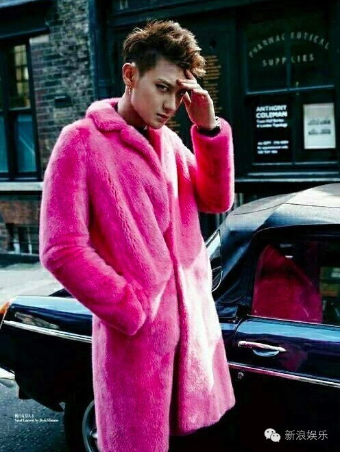 一直走在时尚前端的权志龙,自然也能hold住这种少女色系   喏