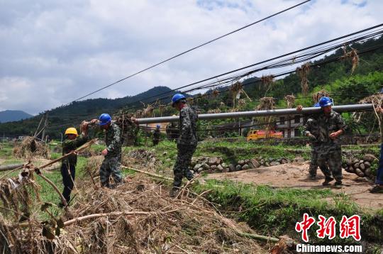 图为在永泰县清凉镇10千伏岭下线63号杆,电杆被洪水冲毁,武平供电支援