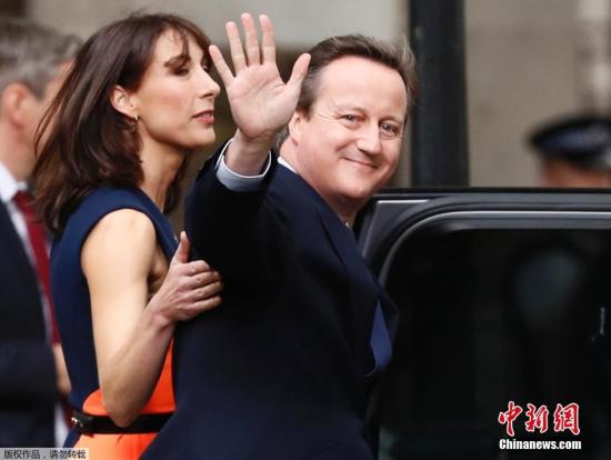 英前首相卡梅伦:英国或应举行第二次脱欧公投 资料图:当地时间2016年7月13日,英国伦敦,英国前首相卡梅伦与夫人及三个孩子一同告别唐宁街十号。