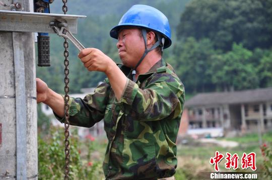 图为在永泰县清凉镇10千伏岭下线大蛋变综合配电箱台架被洪水冲倒