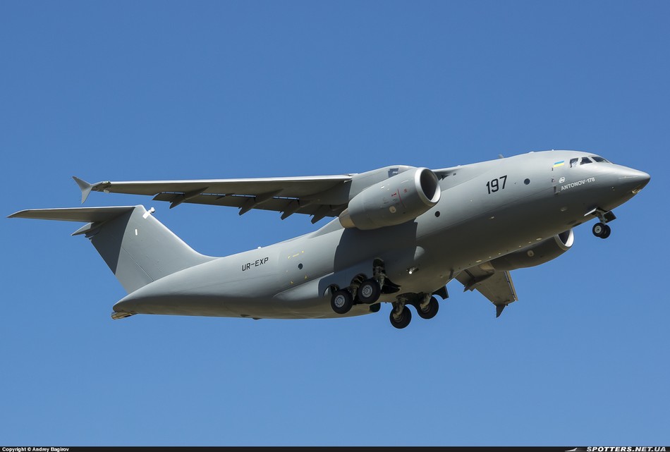 简氏防务网站报道称,乌克兰安东诺夫携安-178中型运输机亮相范堡罗