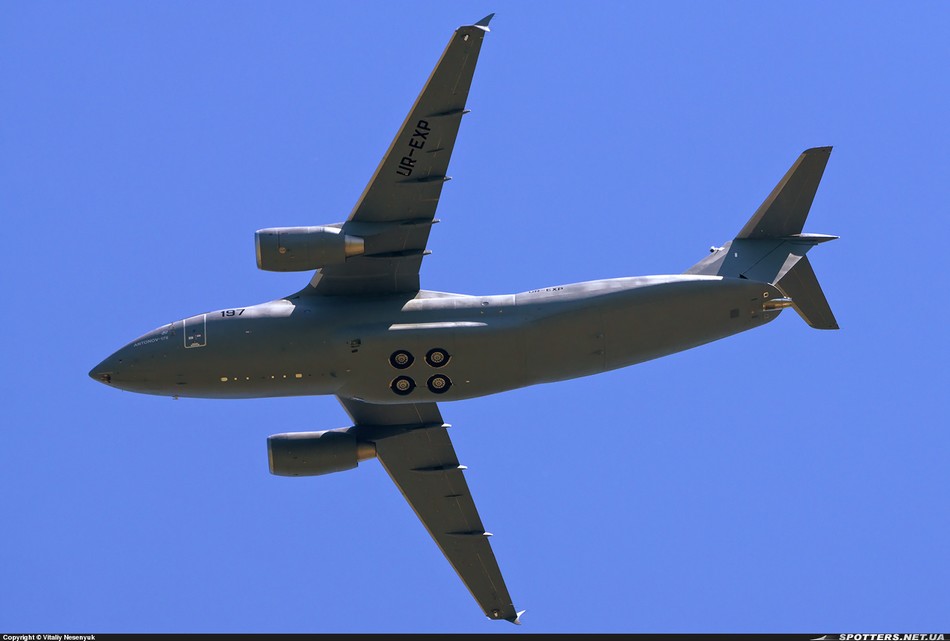 简氏防务网站报道称,乌克兰安东诺夫携安-178中型运输机亮相范堡罗