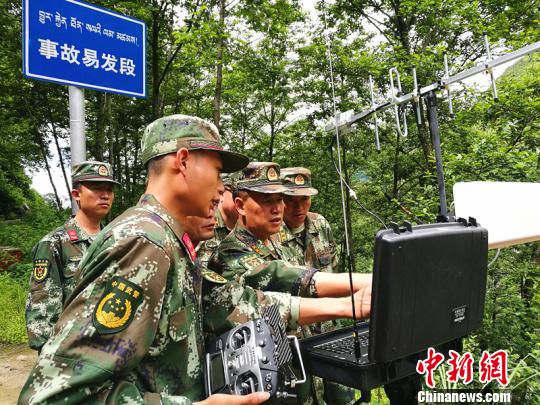 武警交通二支队徒步穿"蚂蝗之海" 踏勘受损中尼路