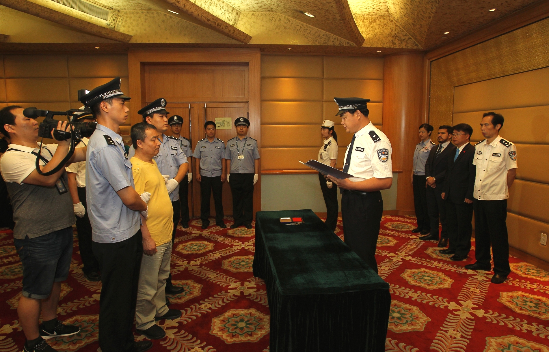 图为:缉私警察向嫌疑人黄某告知其诉讼权利和义务 范立新/摄