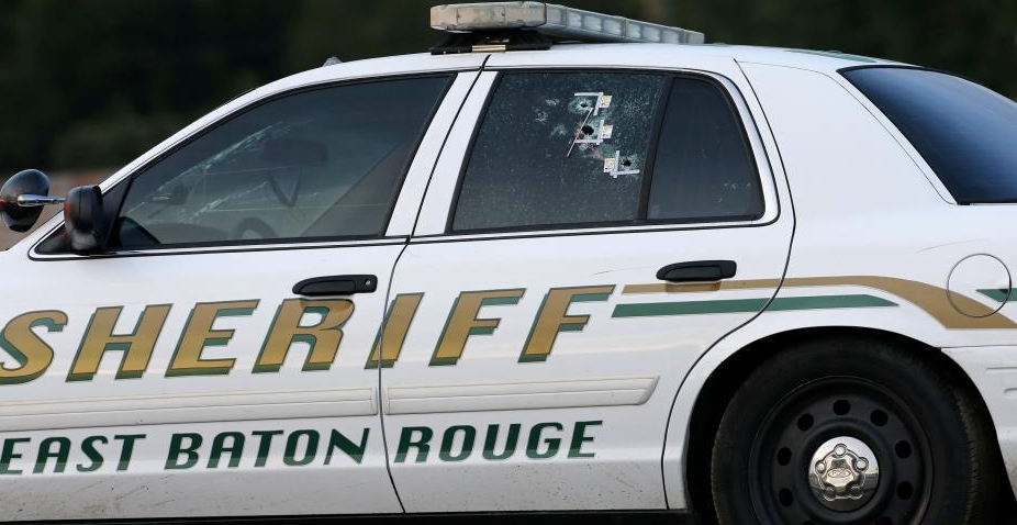 警车上被打出多个弹孔