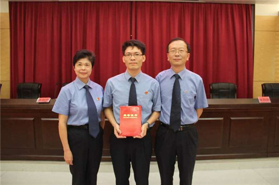 黑框的眼镜,薄薄的嘴唇,幽默的谈吐,一派学者风度……在诏安县检察院