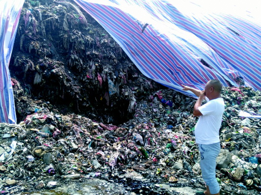 全镇垃圾堆山上青山变垃圾山