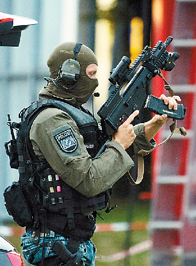 德国一购物中心枪击案致10人死亡27人伤