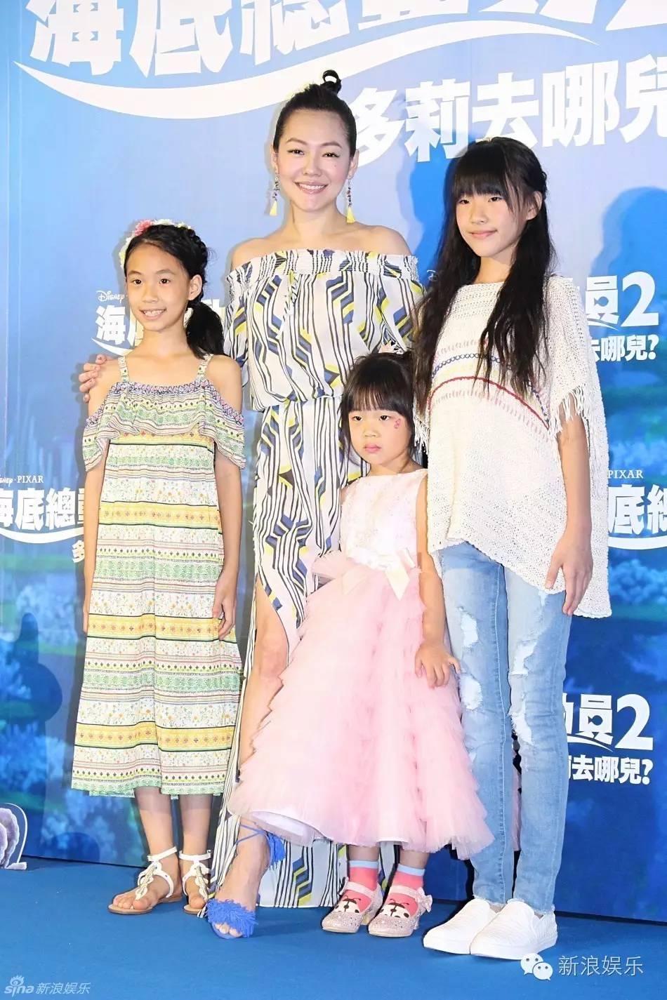 大女儿的腿又长又细又直,二女儿也不输姐姐