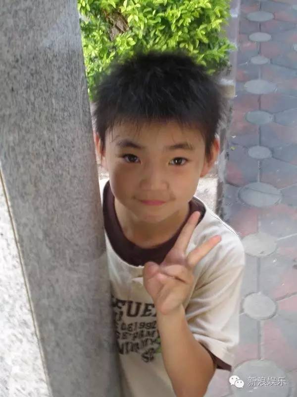 12岁在网上玩脱衣的小童星又一次被抓了