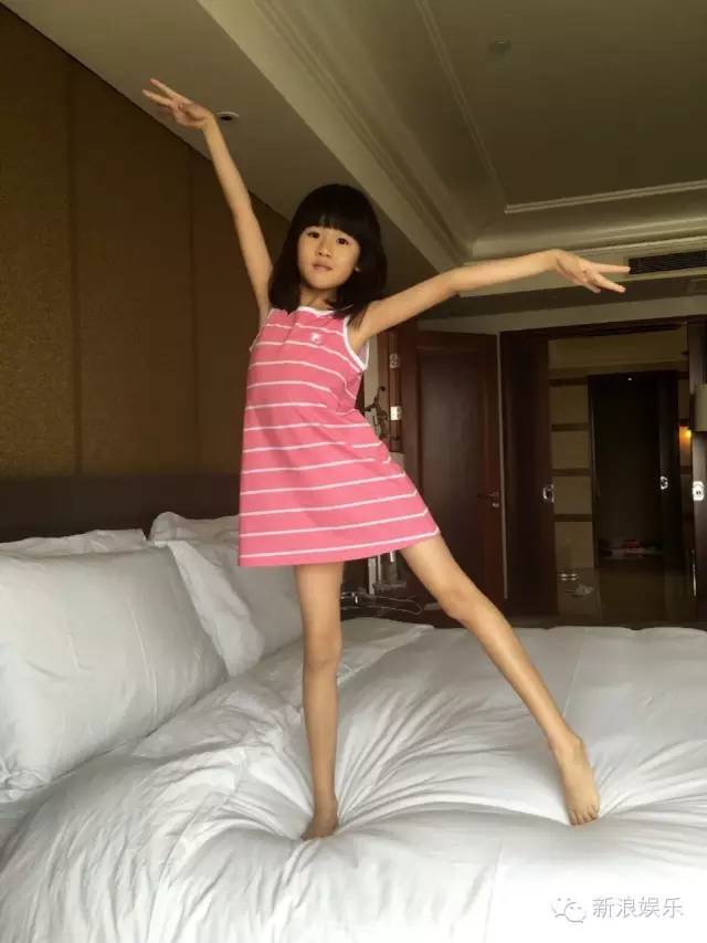 两个女儿的腿不输贝儿,小s一家也有"筷子精"的趋势啊!