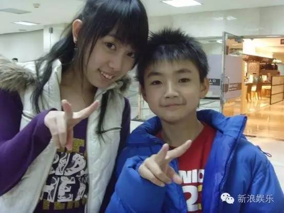 先来科普一下演达达的这个男孩子,他王欣逸,1995年出生今年只有21岁