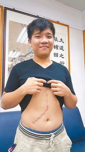 19岁男生捐2/3肝脏救父荣获台"孝行奖"(图)