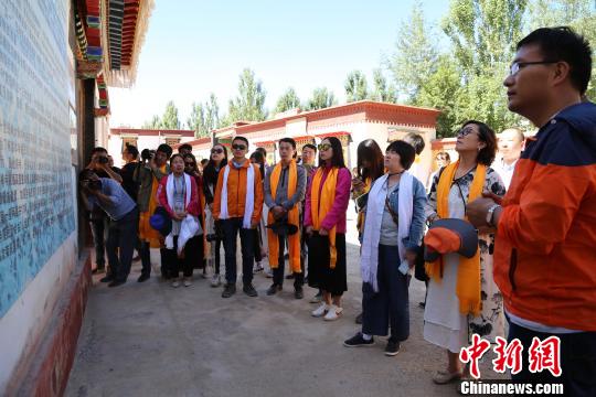 "都兰县委书记焦胜章向上述媒体代表介绍说,这里曾经孕育过著名的诺木