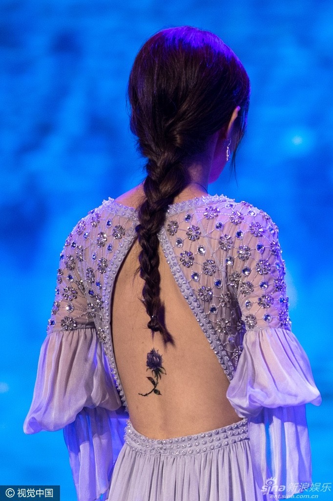 大露美背的小骨还特意贴了一个纹身贴上去,性感至极!