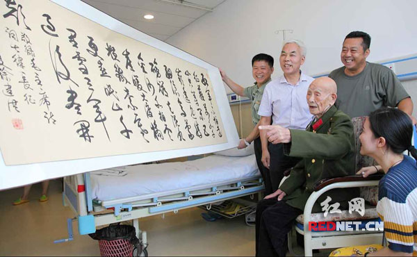 不忘初心长沙退伍军人书法家看望百岁老红军