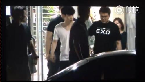 7月22日张艺兴韩国演唱会腰伤又复发,受伤晕倒