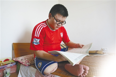 昨日,沙坪坝黄桷园小区,刘岳林在家中看书.