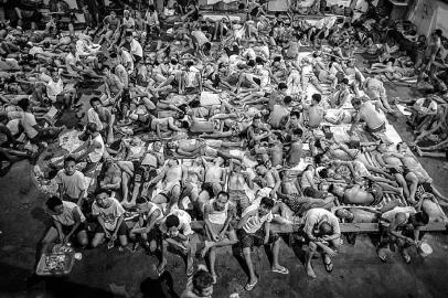 菲律宾3800名犯人挤在仅能容纳800人监狱里