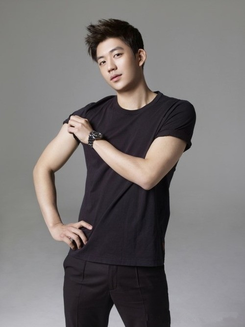 李龙大李龙大李龙大长相可爱,笑起来萌萌哒,是韩国羽毛球届有名的"