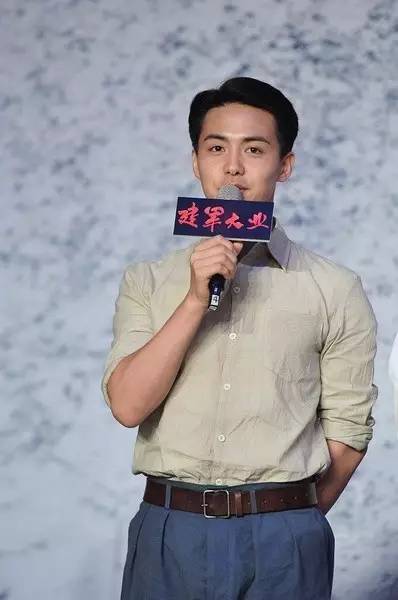 里饰演林彪的是由立平,是这样的帅↓↓↓呐,你再看马天宇的军装是帅成