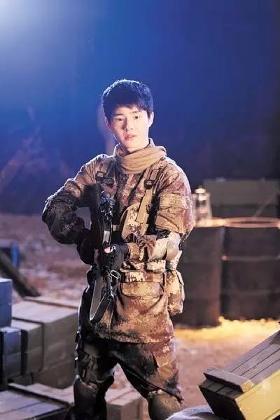 里饰演林彪的是由立平,是这样的帅↓↓↓呐,你再看马天宇的军装是帅成